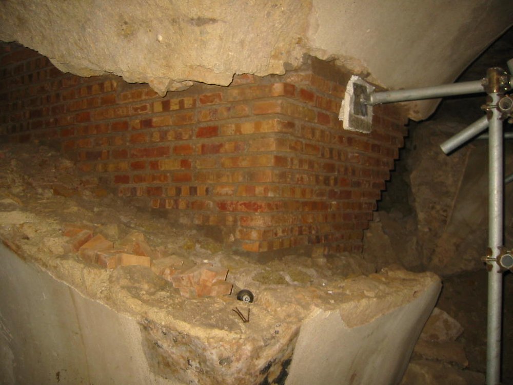 PS9 0233- 4AngolNord-EstDelBraccOvestIntRisarcituraMattonPartMurarSoggCollas2004.jpg