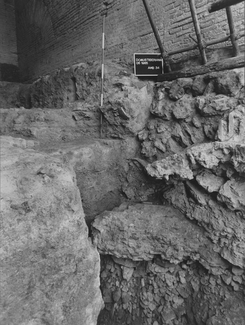 70DT-Settore9IVAngolNordScavi1985 Neg.JPG
