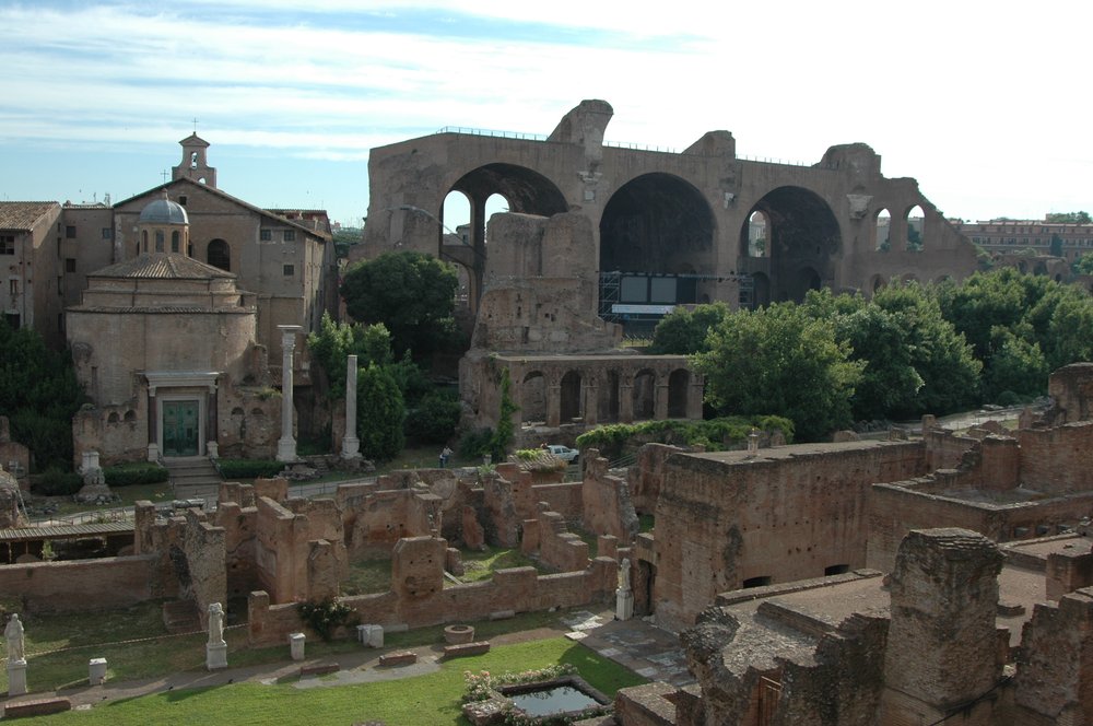 VedutaDTBasilica massenzio2006.jpg