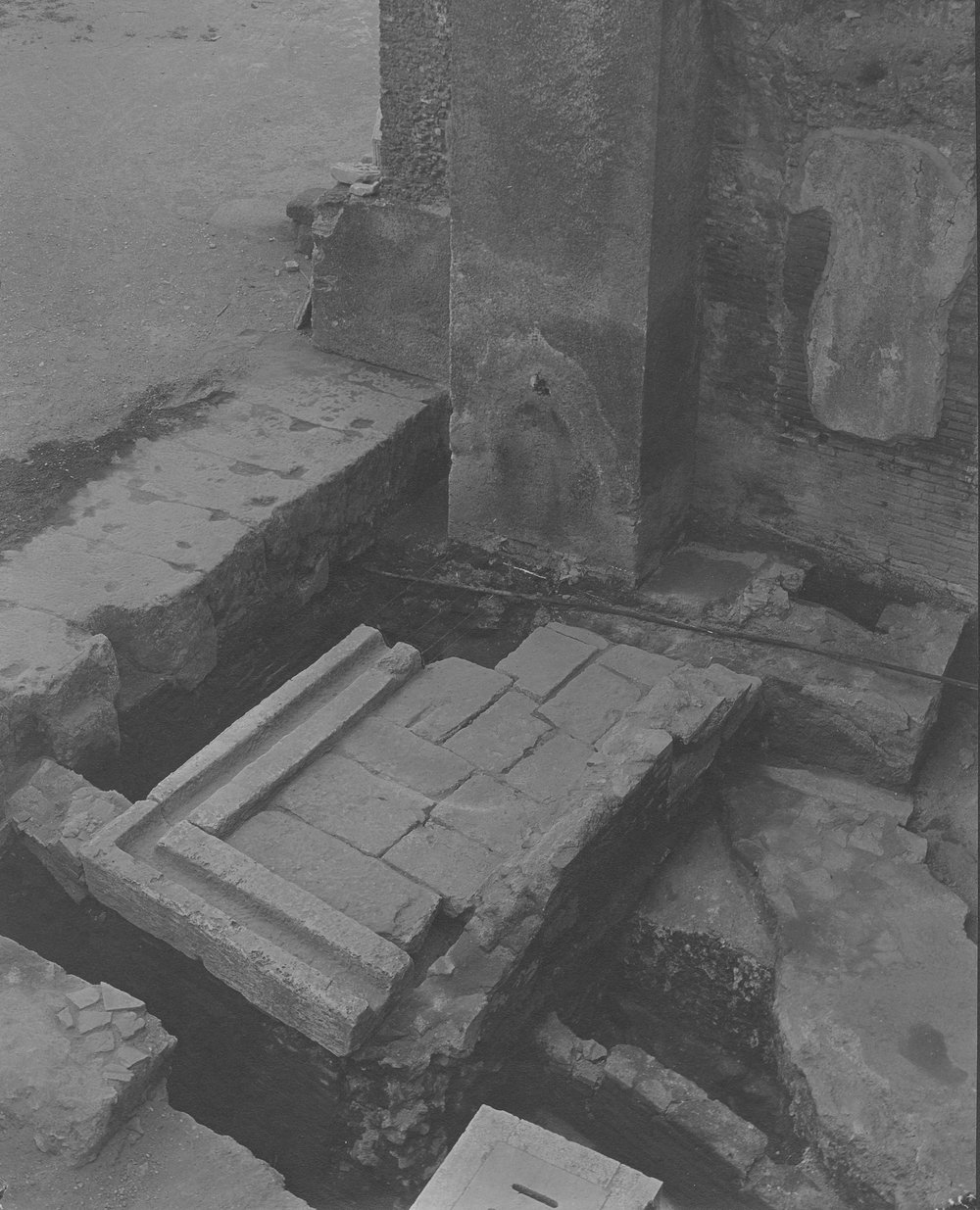 PS9 0369DTCriptoporticoVersoCasaLiviaEsplorazioniN477.JPG
