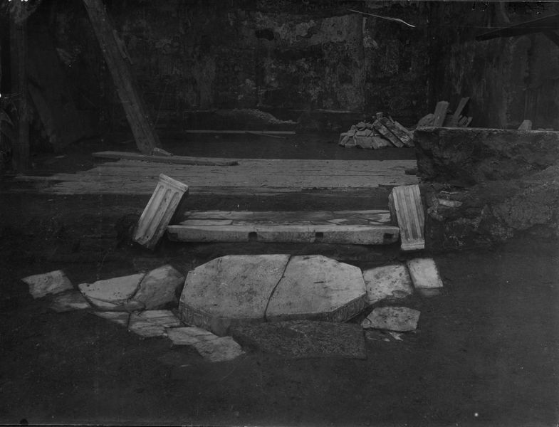 019290 - scavo archeologico - S. Maria Antiqua, come fu trovato il basamento ottagono di Giovanni VII; neg. serie E, n. 79