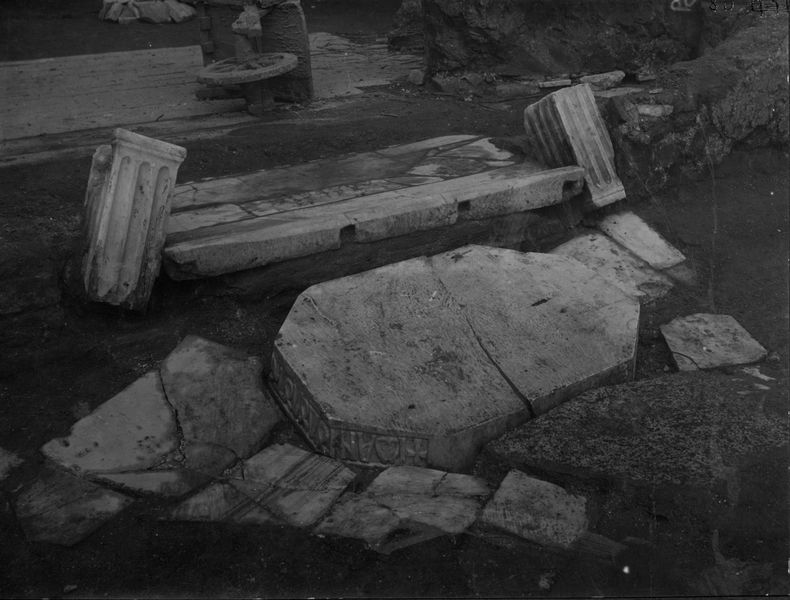019291 - scavo archeologico - S. Maria Antiqua, come fu trovato il basamento ottagono di Giovanni VII; neg. serie E, n. 80