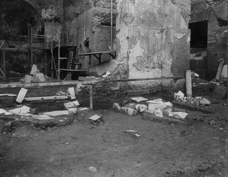 019292 - scavo archeologico - S. Maria Antiqua, navata centrale durante lo scavo; neg. serie C, n. 104