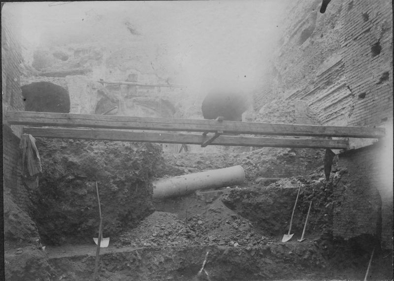 019287 - scavo archeologico - S. Maria Antiqua, navata centrale durante lo scavo (settembre 1900); neg. serie F, n. 171