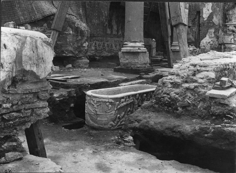 019293 - scavo archeologico - S. Maria Antiqua, sarcofago con Giona salvato dalle acque e il Buon Pastore, come Ã¨ stato rinvenuto; neg. serie E, n. 82