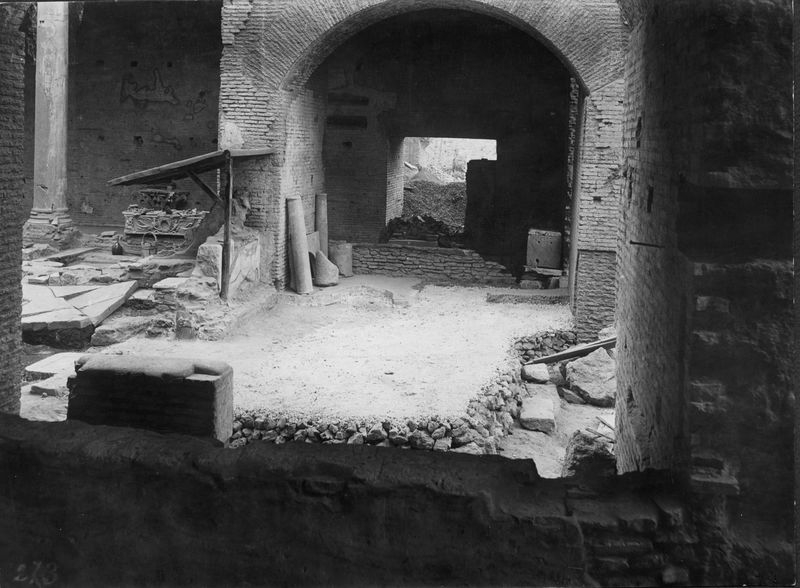 019295 - scavo archeologico - S. Maria Antiqua, passaggio dal nartex alla navata centrale durante lo scavo; neg. serie E, n. 273