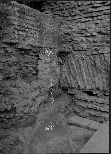 019296 - scavo archeologico - S. Maria Antiqua, durante gli scavi, tracce del piano della terrazza sovrapposta alla volta della navata destra; neg. serie F, n. 183