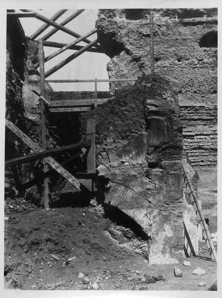 019297 - scavo archeologico - S. Maria Antiqua, muro verso il Tempio di Augusto, angolo ovest, prima del restauro; neg. serie E, n. 2324