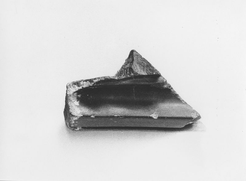 003401 - reperto - Palatino, Domus Augustana, frammento di scultura in basalto,  (1964); neg. serie 6x6, n. 20011, 20016