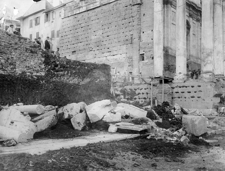 011428 - scavo archeologico - Basilica Emilia, scavi 1899, saggi a ridosso del Tempio di Antonino e Faustina. Neg. serie F nÂ°2451