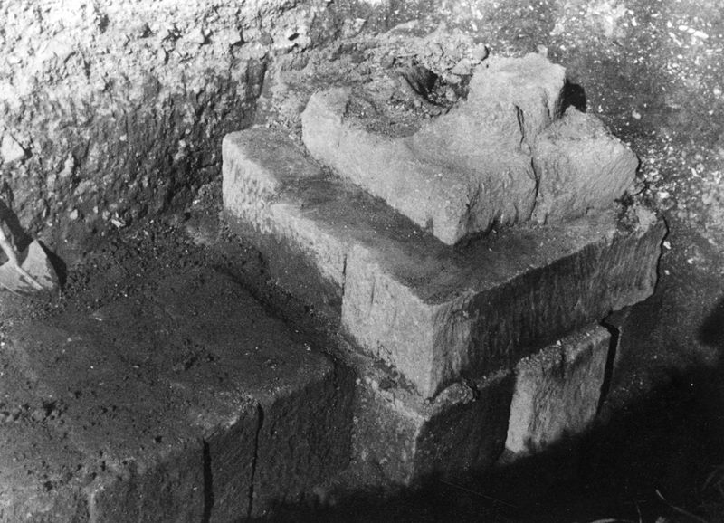 011555 - scavo archeologico - Basilica Emilia, interno, base di colonna della basilica repubblicana. Neg. Serie Film nÂ°1505