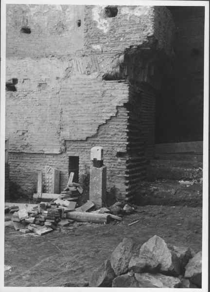 019317 - restauro - S. Maria Antiqua, scavi nell'atrio, particolare (scavi durante il restauro dell'arcone dell'atrio, 1954)