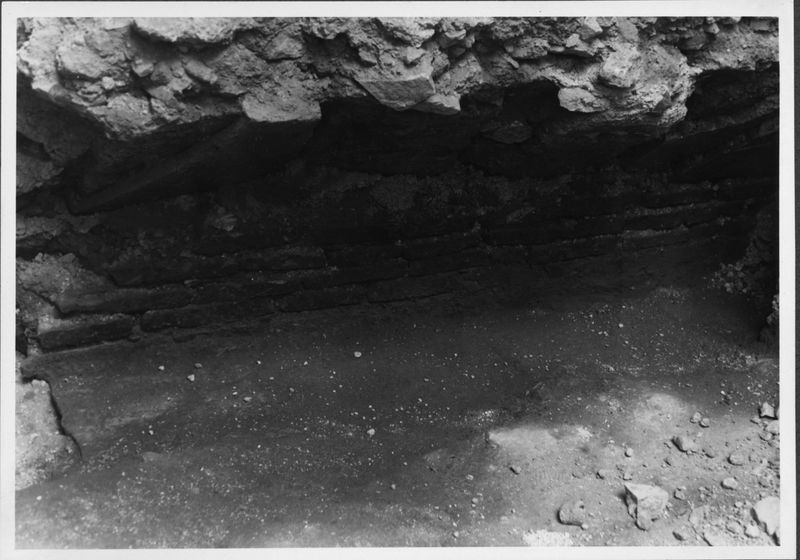 019319 - restauro - S. Maria Antiqua, scavi nell'atrio, particolare (scavi durante il restauro dell'arcone dell'atrio, 1954)