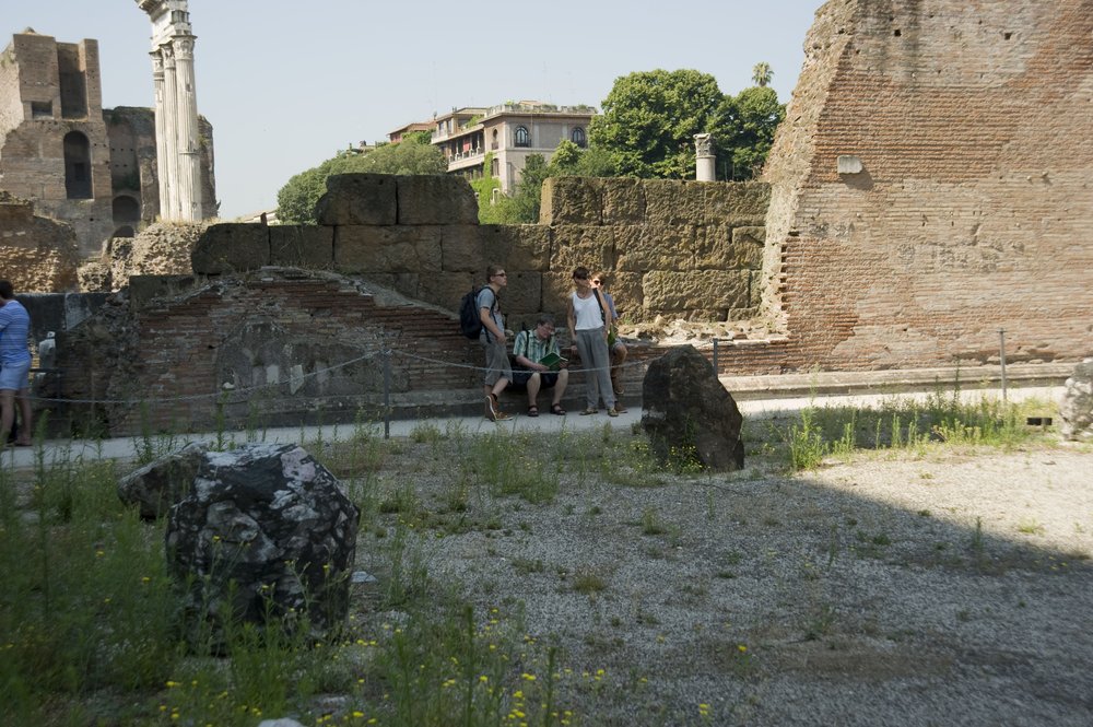 con turisti seduti.JPG