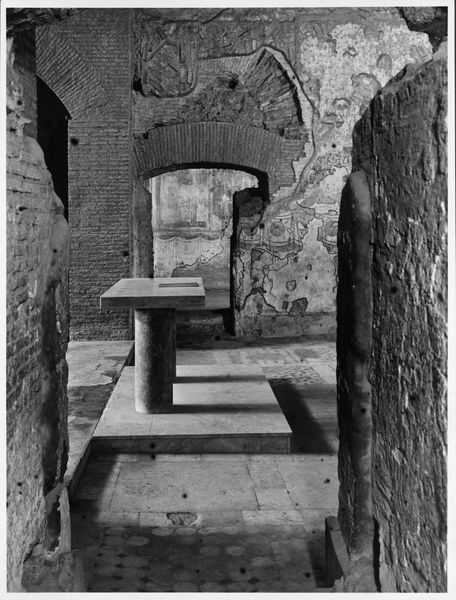 019328 - monumento - S. Maria Antiqua, interno, cappella centrale con altare moderno; neg. serie E, n. 51388