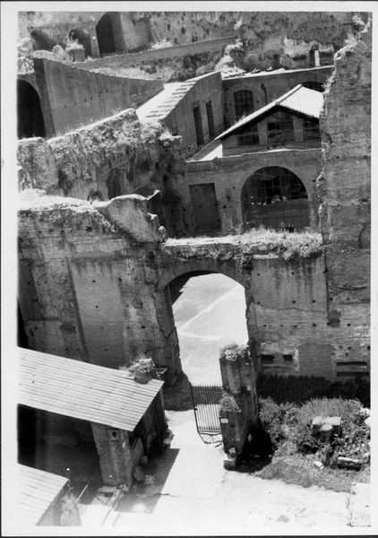 019346 - monumento - S. Maria Antiqua, veduta dall'alto del Tempio dei Castori (1959); neg. serie FILM n. 16, n. 14