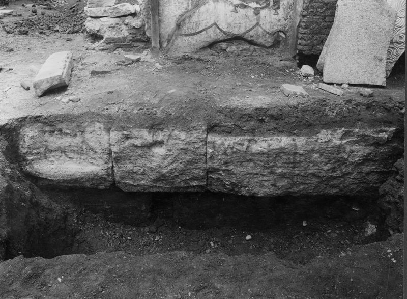 019288 - scavo archeologico - S. Maria Antiqua, tratto di fondazione del muro tra la navata centrale e l'atrio (sui blocchi di travertino si vedono le tracce di un'iscrizione di color rosso); neg. serie C, n. 105