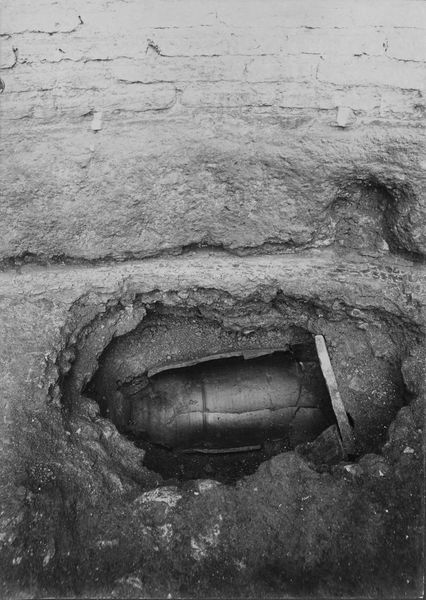 012366 - scavo archeologico - Casa delle Vestali, abside del c.d. Penus Vestae, resti di scheletro dentro anfora (?) nello squarcio del pavimento musivo dell'abside (Scavi Boni, 04.10.1901); neg. serie F, n. 6-231