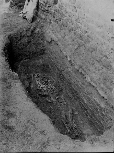 012365 - scavo archeologico - Casa delle Vestali, corridoio precedente il c.d. Penus Vestae, sepolcro a inumazione (Scavi Boni); neg. serie F, n. 10