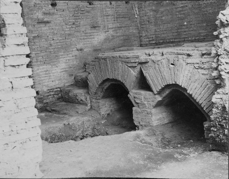 012371 - monumento - Casa delle Vestali, il c.d. forno (foto Van Demon)