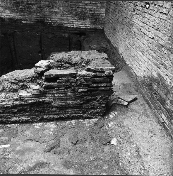 012374 - monumento - Casa delle Vestali, il forno, particolare; neg. serie 6x6, n. 3324