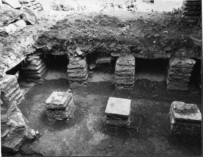 012376 - monumento - Casa delle Vestali, piccolo ambiente tra il forno e l'area del tempio (settembre 1968); neg. serie 9x12, n. 801