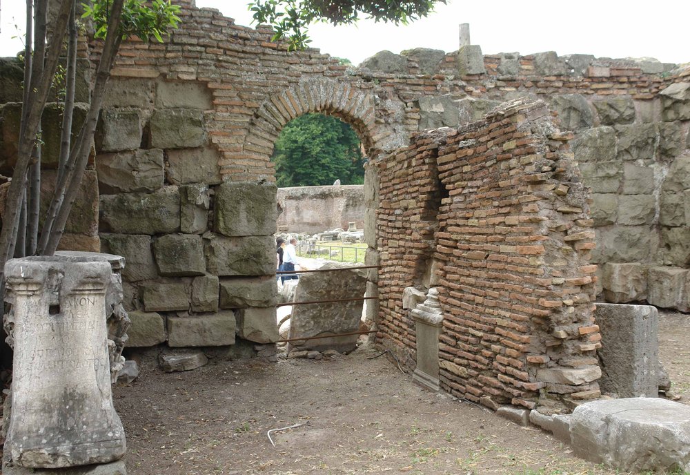 Foto 292 Mittelalt-bau-linker-Raum_Ecke-S-W-Mauer.jpg