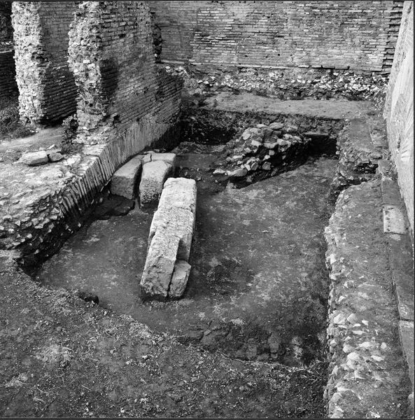 012385 - monumento - Casa delle Vestali, ambiente all'angolo nord/est con strutture pre-imperiali; neg. serie 6x6, n. 3317