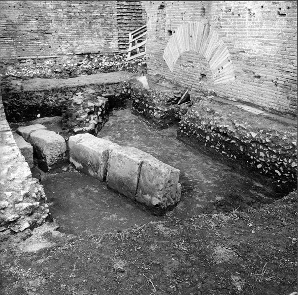 012386 - monumento - Casa delle Vestali, ambiente all'angolo nord/est con strutture pre-imperiali; neg. serie 6x6, n. 3318