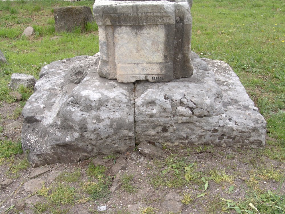 Foto 67 Travertin-Fundament 7 - Nordseite.jpg