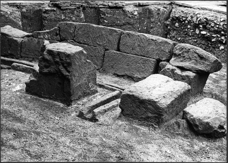 012395 - monumento - Casa delle Vestali, ambiente ad est del peristilio, c.d. "ara"