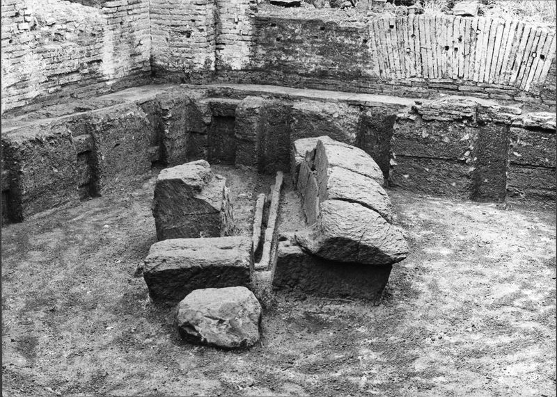 012396 - monumento - Casa delle Vestali, ambiente ad est del peristilio, c.d. "ara"