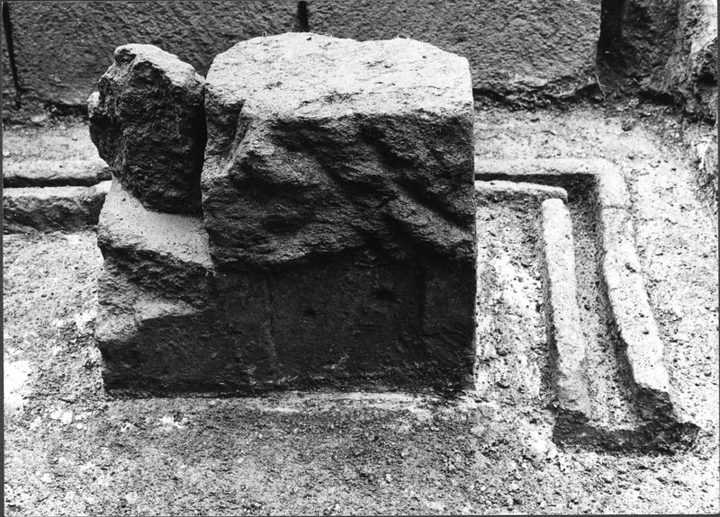012401 - monumento - Casa delle Vestali, ambiente ad est del peristilio, c.d. "ara"
