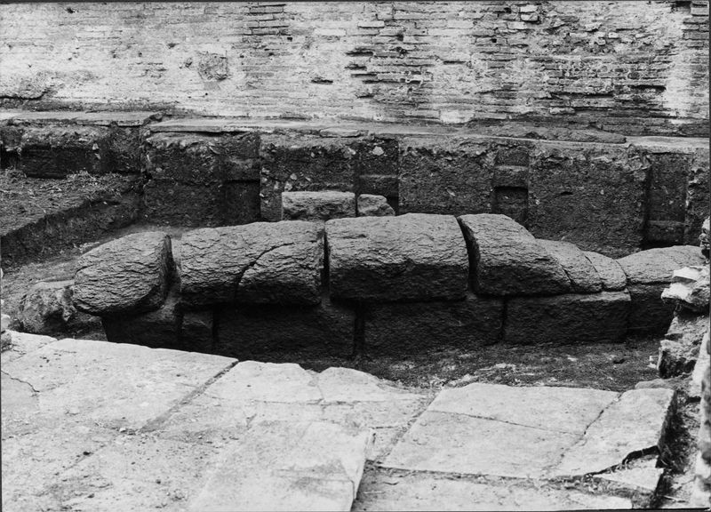 012402 - monumento - Casa delle Vestali, ambiente ad est del peristilio, c.d. "ara"