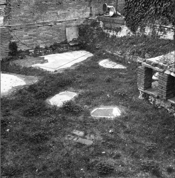 012409 - monumento - Casa delle Vestali, ambiente occidentale con ipocausto, mosaici repubblicani (novembre 1970); neg. serie 6x6, n. 1937
