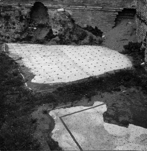 012410 - monumento - Casa delle Vestali, ambiente occidentale con ipocausto, mosaici repubblicani degli ambienti 3 e 4
(novembre 1970); neg. serie 6x6, n. 1938