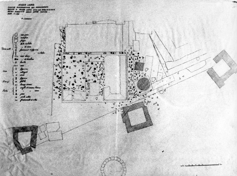 015560 - elaborato grafico - Pianta schematica dei monumenti sotto il Niger Lapis con la proiezione degli oggetti della stipe votiva, T. Ciacchi, scala 1:20; senza negativo
