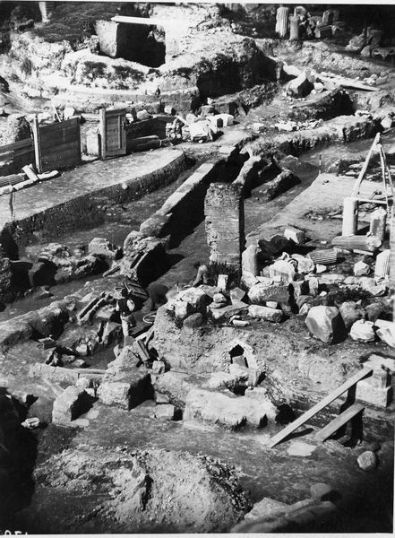 012425 - scavo archeologico - Casa delle Vestali, Area di Vesta, veduta del lato sinistro della Regia e del nucleo del Tempio di Vesta durante gli scavi Boni; neg. serie E, n. 179