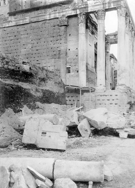 011429 - scavo archeologico - Basilica Emilia, scavi 1899, saggi a ridosso del Tempio di Antonino e Faustina. Senza negativo