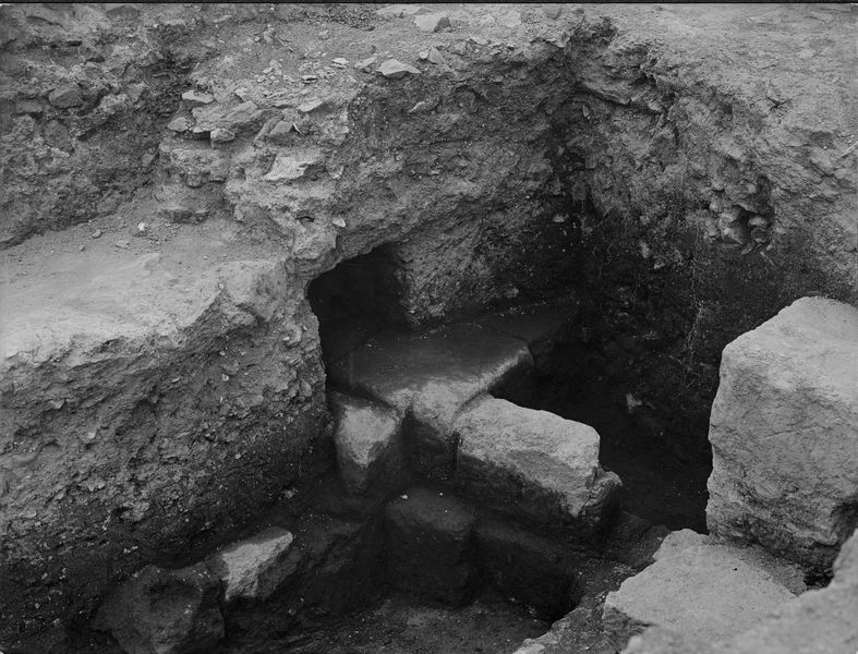 012431 - scavo archeologico - Casa delle Vestali, Area di Vesta, saggi del lato sud/ovest, particolare(20.06.1929); neg. serie E, n. 1324