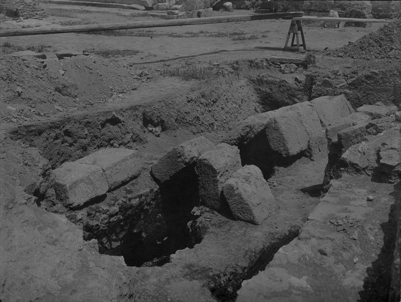 012434 - scavo archeologico - Casa delle Vestali, Area di Vesta, saggi del lato nord/ovest, particolare(20.06.1929); neg. serie E, n. 1322