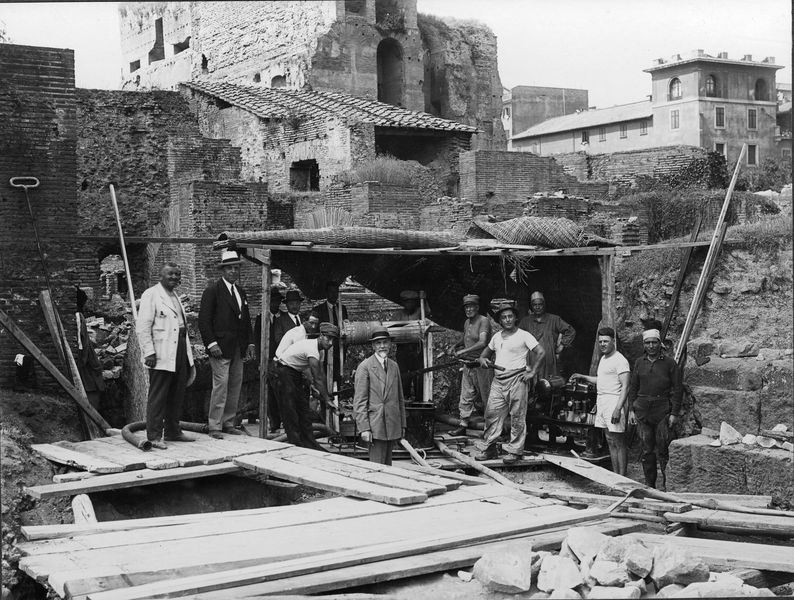 012441 - scavo archeologico - Casa delle Vestali, Area di Vesta, scavo dei pozzi (18.06.1931); neg. serie E, n. 1403