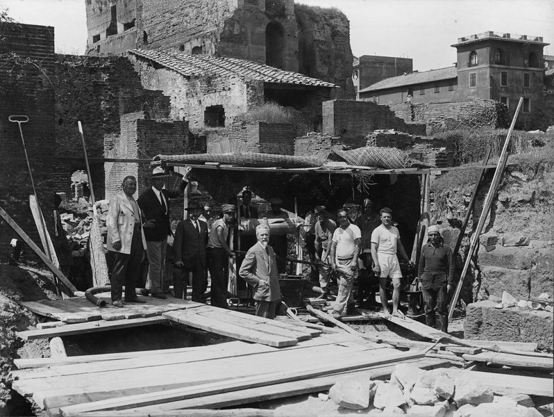 012443 - scavo archeologico - Casa delle Vestali, Area di Vesta, scavo dei pozzi (18.06.1931); neg. serie E, n. 1405