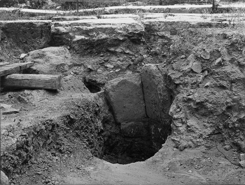 012444 - monumento - Casa delle Vestali, Area di Vesta, pozzo repubblicano (15.06.1931); neg. serie E, n. 1401