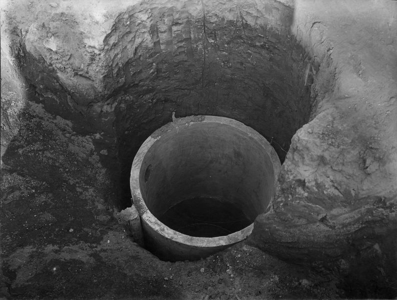 012449 - monumento - Casa delle Vestali, Area di Vesta, pozzo arcaico, rivestimento moderno; neg. serie E, n. 1409-1410