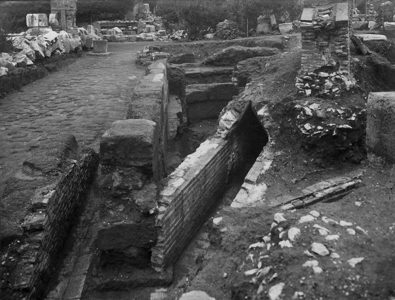 012450 - monumento - Casa delle Vestali, Area di Vesta, lato nord del temenos (20.09.1931); neg. serie E, n. 1316