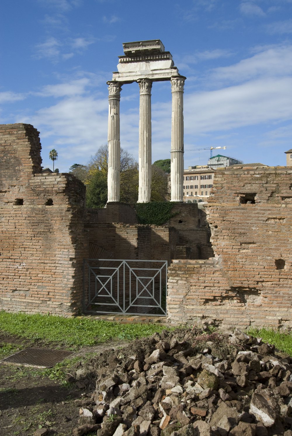 tempio dei Castori dalle Vestali.jpg