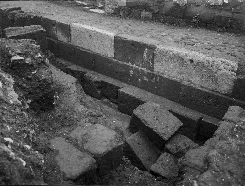 012452 - scavo archeologico - Casa delle Vestali, Area di Vesta, saggi al lato nord del temenos (20.11.1931); neg. serie E, n. 1307