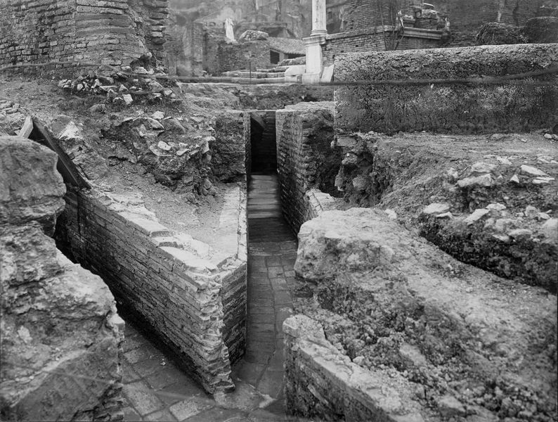 012454 - scavo archeologico - Casa delle Vestali, Area di Vesta, saggi del lato nord, fogne imperiali; neg. serie E, n. 1315
