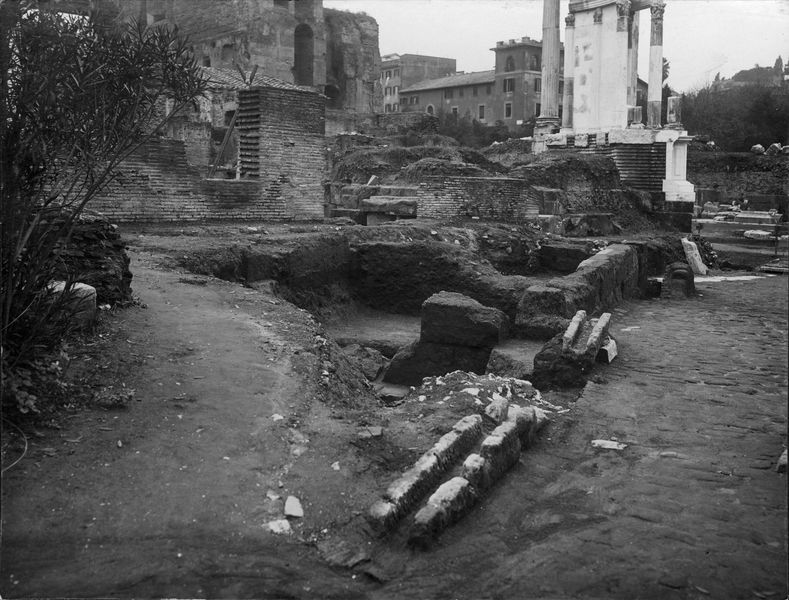 012455 - scavo archeologico - Casa delle Vestali, Area di Vesta, saggi del lato nord (20.11.1931); neg. serie E, n. 1308